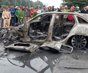 Tìm người nhà nạn nhân tử vong trong vụ xe Mercedes gây tai nạn rồi bốc cháy