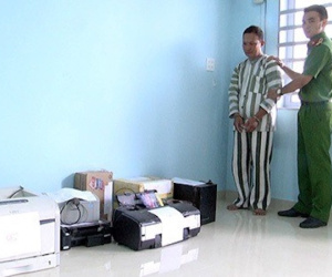 Đốt đài truyền thanh huyện để phi tang chứng cứ