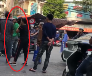 Can ẩu đả, người đàn ông bị thanh niên mặc áo Grab đâm trúng lưng