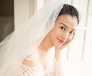 Vài ngày trước đám cưới, Hoàng Oanh một mình đi thử váy cưới nhưng vẫn khiến người hâm mộ xao xuyến vì quá đẹp