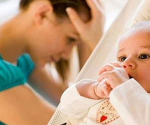 Tôi phát điên vì cách mẹ chồng chăm lúc mới sinh con