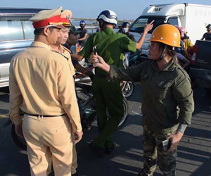 Nữ tài xế say rượu tấn công Cảnh sát giao thông