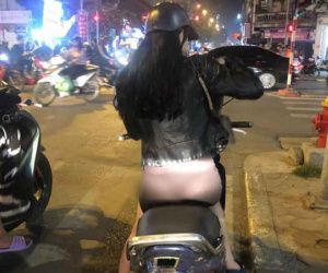 Dân mạng nóng mắt với cô gái trẻ vô tư mặc quần mỏng tang để lộ toàn bộ vòng 3 và nội y đi nghênh ngang trên phố