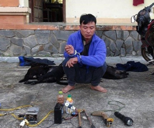 Bắt đối tượng thuê xe máy 'xịn' chở súng điện đi trộm chó