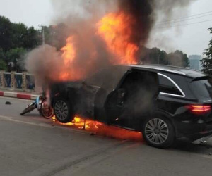 Bí ẩn người hùng thầm lặng cùng CSGT cứu người kẹt dưới gầm xe Mercedes rực lửa