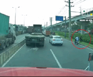 VIDEO: Hai thanh niên 'hổ báo' đỗ giữa đường, liên tục ném đá vào xe container