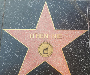 Xôn xao hình ảnh tên H’Hen Niê được khắc sao trên Đại lộ Danh vọng