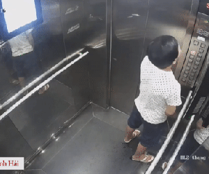 Phẫn nộ người đàn ông hồn nhiên 'tiểu bậy' trong thang máy