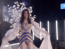 Cùng sống lại những khoảng khắc ấn tượng nhất của Victoria's Secret
