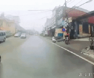 VIDEO: Xe tải vượt ẩu trong sương mù Sa Pa húc văng 2 người đi xe máy