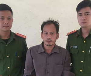 Cầm dao khống chế người già, gây thương tích cho cả công an