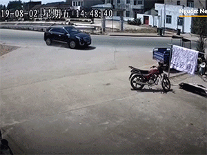 Video: Tài xế phóng xe tốc độ cao lao thẳng vào nhà dân