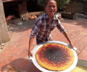 Tuyên bố cải biên nội dung kênh nhưng bà Tân vẫn tiếp tục làm món bánh khoai 'siêu to khổng lồ' cháy đen