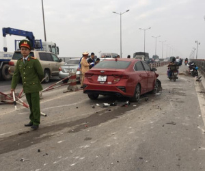 Hà Nội: Xế hộp mất lái đâm bay dải phân cách trên cầu Thanh Trì