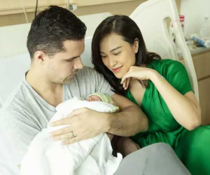 Chồng Tây của Phương Mai một tay chăm vợ và con trai mới sinh