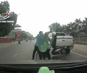 Video: Đường hẹp, tài xế vẫn để cửa ôtô mở rồi xuống giải quyết mâu thuẫn với người đi đường
