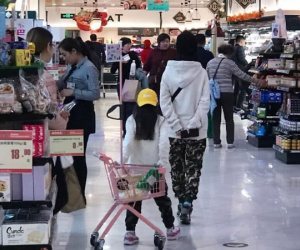 Ngang nhiên diện giày đôi với nhân tình đưa Điềm Hinh đi siêu thị, Lý Tiểu Lộ khiến dân tình 'nóng mắt'