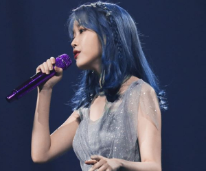 IU nghẹn ngào nhắc đến Sulli trong concert: 'Hôm nay em ấy đã đến đây, tôi muốn biểu diễn tốt nhất bài hát cuối này trước khi tiễn em ấy lên đường'