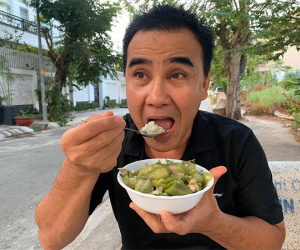 Được ông xã NSND Hồng Vân khen là nghệ sĩ của toàn dân, MC Quyền Linh khiêm tốn: 'Mãi là nghệ sĩ ruộng nhé bạn hiền'