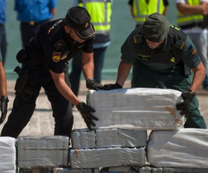 Tây Ban Nha bắt 2 tấn cocaine vận chuyển bằng tàu bán ngầm