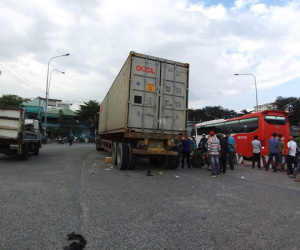 Video hiện trường vụ tai nạn thương tâm khiến vợ chết, chồng trọng thương vì container tông trúng