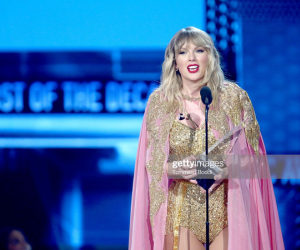 Ôm trọn 6 chiếc cúp từ AMAs 2019, Taylor Swift vượt kỷ lục Michael Jackson
