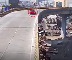 Video: Xế hộp vào cua bay khỏi cầu vượt khiến 7 người thương vong
