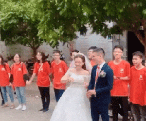 Cô giáo đáng ngưỡng mộ nhất MXH hôm nay: Đám cưới có mấy chục học sinh tới biểu diễn văn nghệ 'cây nhà lá vườn'