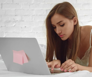 Chưa có máy tính thì nên mua PC hay laptop?