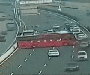 Video: Pha quay đầu xe bá đạo khiến cả đoạn đường cao tốc náo loạn