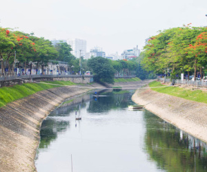 Bơm nước sông Hồng 'cứu' sông Tô Lịch: 'Có tiền bơm rửa thì cũng chuyển ô nhiễm sang cho nơi khác'