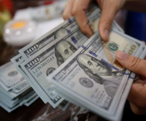 Cặp vợ chồng người Việt bị bắt vì giấu hơn 1 triệu USD lên máy bay