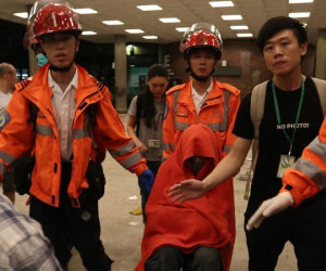 Bất ổn tại Hong Kong: Vận động người biểu tình rời khỏi ĐH Bách khoa