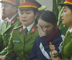 Mẹ nữ sinh giao gà gầy đi, khóc lóc van xin tại toà