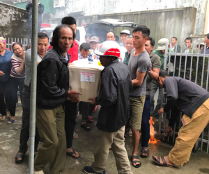 Hàng nghìn người dân Nghệ An, Hà Tĩnh đón thi thể các nạn nhân tử vong tại Anh về quê nhà