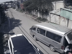 Video: Cửa sau xe ô tô bất ngờ mở bung khi vào cua, 3 học sinh bị văng xuống đường