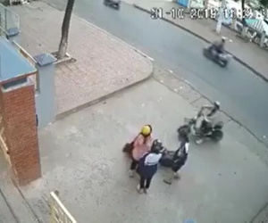 Clip: Nam thanh niên lao vào sàm sỡ nữ sinh đi xe đạp điện gây phẫn nộ