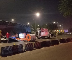 Bị cuộn tôn nặng hàng chục tấn đè trên đường phố, hai vợ chồng thoát chết thần kì