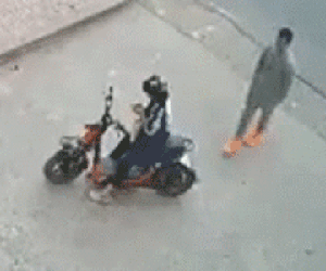 Video: Nữ sinh sợ hãi, liên tục giằng co khi bị kẻ 'biến thái' lao vào sàm sỡ