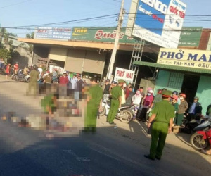 Tai nạn thương tâm: Xe tải lật đổ vào nhà dân, mẹ và con trai chết thảm