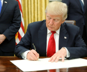 Tổng thống Trump ký luật ủng hộ người biểu tình Hồng Kông