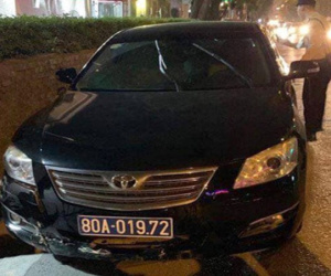 Ôtô biển xanh của Liên đoàn Bóng đá Việt Nam gây tai nạn rồi bỏ chạy trên đường Láng Hạ