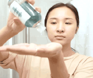 Cách dùng kem dưỡng ẩm giúp da căng láng mịn như mật ong