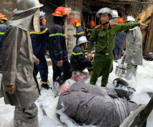 Bình gas rơi xuống đất phát nổ gây cháy lớn trên phố Bùi Ngọc Dương