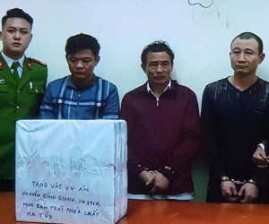 Bắt ông 'trùm' giấu 10 bánh heroin và hàng chục nghìn viên hồng phiến dưới mái ngói