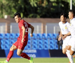 Va chạm mạnh trên sân, cầu thủ U22 Lào gặp Triệu Việt Hưng để xin lỗi