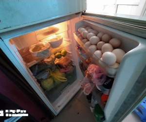 Đỏ khóe mắt với chiếc tủ lạnh nhét chặt cứng của sinh viên: Nhà có bao nhiêu đồ ngon gửi hết lên thành phố vì sợ con bị đói
