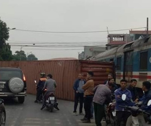 Cố băng qua đường ray, container bị tàu hỏa húc văng 10 mét