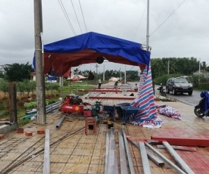 Dựng khung thép thi công nhà hàng, 11 người bị điện giật thương vong