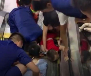 Cháu bé 3 tuổi bất ngờ bị cuốn chân vào thang máy phải nhập viện
